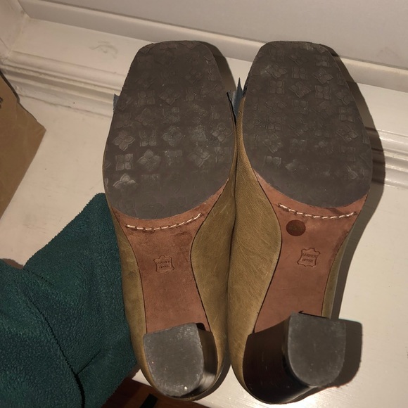 BCBG chain link and leather heel - Picture 4 of 4